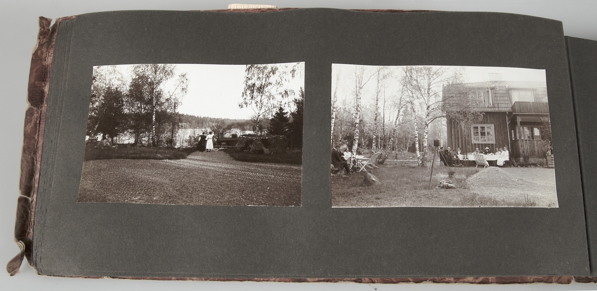 Fotoalbum i papper. På framsidan en rödbrun och grön ton med ett föreställande motiv av en räv, träd och en gård. Fotografierna.....