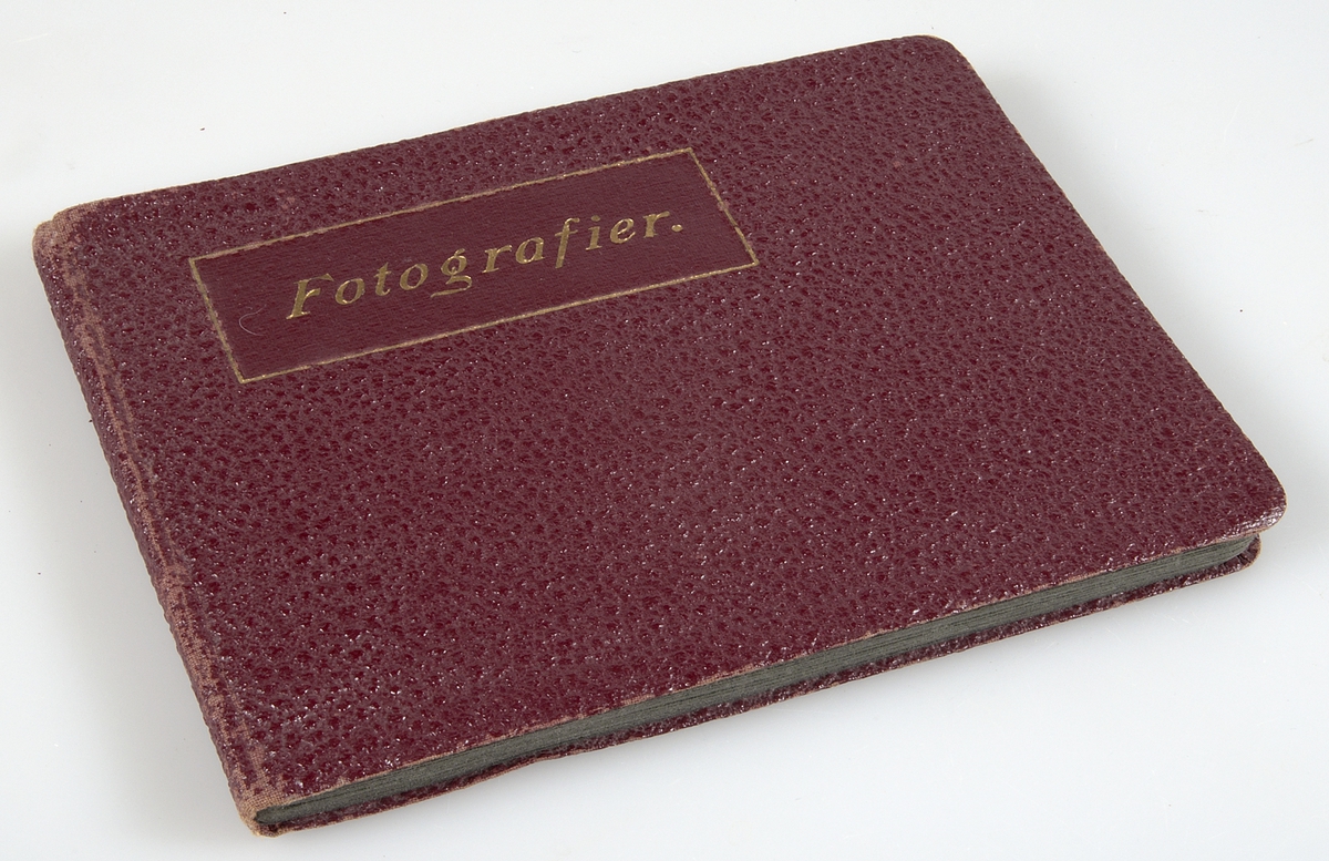 Rött album innehållande småbilder, bl.a. föreställande systrarna Alma och Elin Laurén, deras hem och ateljé på Järnbrogatan, modister som arbetade i systrarnas ateljé och flera motiv med systrarna eller modister iförda olika hattkreationer. Bilder även från Almunge och Alsike.