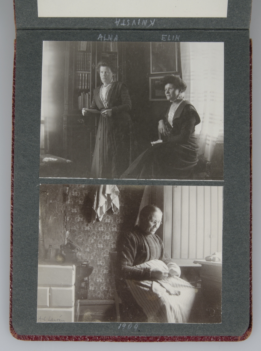 Rött album innehållande småbilder, bl.a. föreställande systrarna Alma och Elin Laurén, deras hem och ateljé på Järnbrogatan, modister som arbetade i systrarnas ateljé och flera motiv med systrarna eller modister iförda olika hattkreationer. Bilder även från Almunge och Alsike.