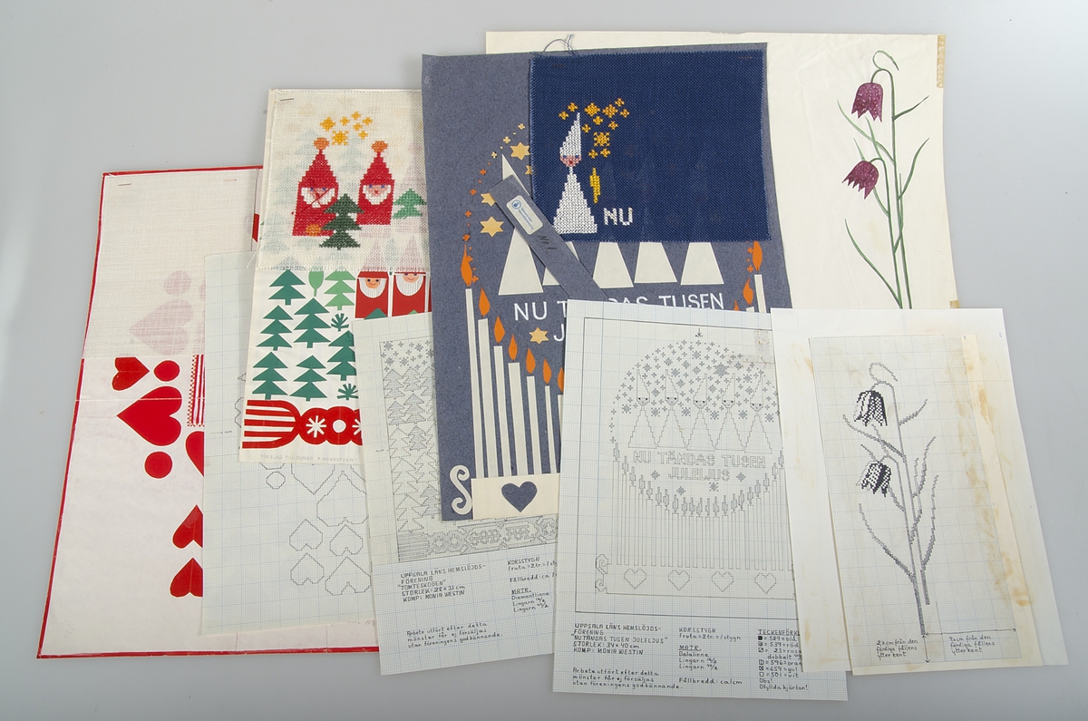 Arbetsmaterial till broderierna "Tomteskogen", "Kungsängsliljan", "Hjärtans fröjd" och "Nu tändas tusen juleljus". Se även tillhörande kopieringsunderlag till mönstrena: UM43095b och UM43095c.

Arbetsmaterialet består av tre skisser i form av collage, en akvarellskiss, två broderiprov med korstygnsbroderier, ett prov av linneväv och fyra broderimönster. I materialet anges att kompositionerna är gjorda av Monia Westin.