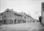 Svartbäcksgatan mot nordväst från Linnégatan i Uppsala 1901 - 1902