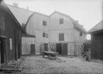 Gårdsinteriör från en av handelsgårdarna längs Svartbäcksgatan i Uppsala 1901 - 1902