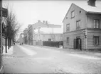 Dragarbrunnsgatan vid korsningen mot Vretgränd, Dragarbrunn, Uppsala 1901 - 1902