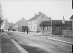 Kungsgatan mot söder från Linnégatan, med bebyggelse av ålderdomlig karaktär i kvarteret Toven, Uppsala 1901 - 1902