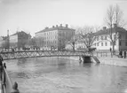 Fyrisån med Västgötaspången. I bakgrunden kvarteret Duvan längs Östra Ågatan, Uppsala 1901- 1902