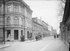 Kungsgatan 51 och 49, nordväst från Smedsgränd, kvarteret Sala, Uppsala 1901 - 1902