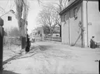 Slottsgränd från Trädgårdsgatan, Fjärdingen, Uppsala 1901 - 1902