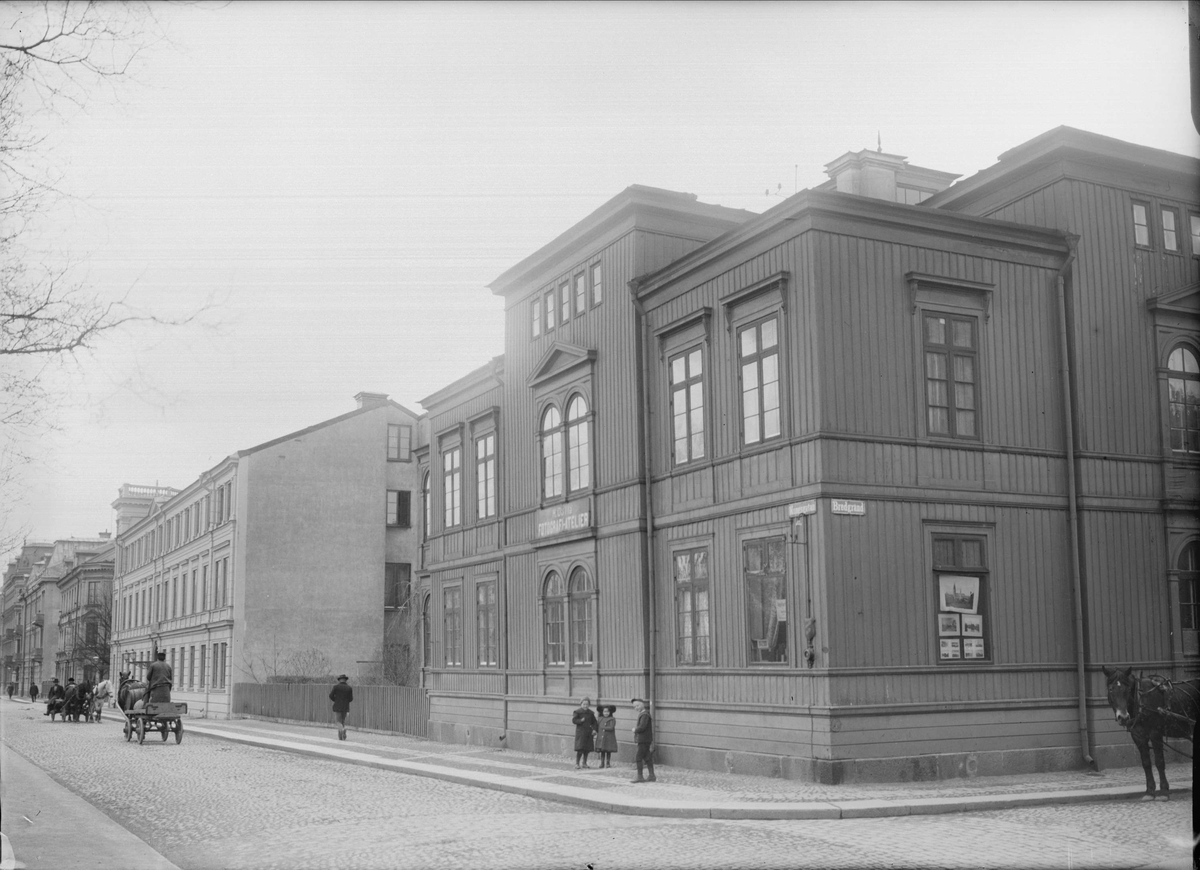 Henri Osti etablerade sin porträttateljé  1859 eller möjligen 1860 på Kungsgatan i Uppsala, båda uppgifterna finns i litteraturen. Här fotograferade sig Uppsalas framstående familjer. Han började sin fotografiska bana I Stockholm 1856 och blev i och med flytten till Uppsala , stadens ledande samtida fotograf. Ca  16 000 glasnegativ finns bevarade i Universitetsbiblioteket, Carolina Redivivas samling.