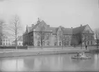 Anatomiska institutionen från söder, Munkgatan, Fjärdingen, Uppsala 1901 - 1902. I förgrunden Svandammen