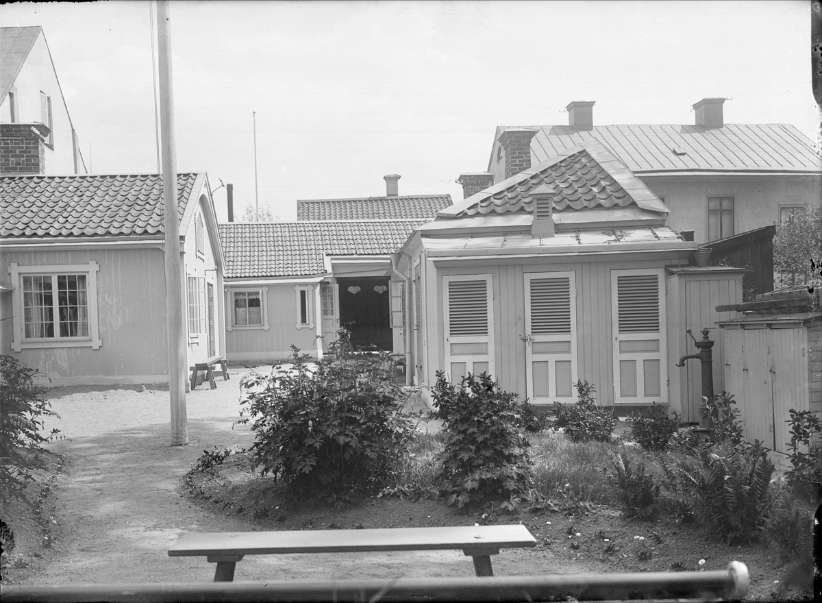 Gårdsinteriör, Linnégatan 10, kvarteret Örtedalen, Dragarbrunn, Uppsala 1908