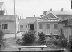 Gårdsinteriör, Linnégatan 10, kvarteret Örtedalen, Dragarbrunn, Uppsala 1908