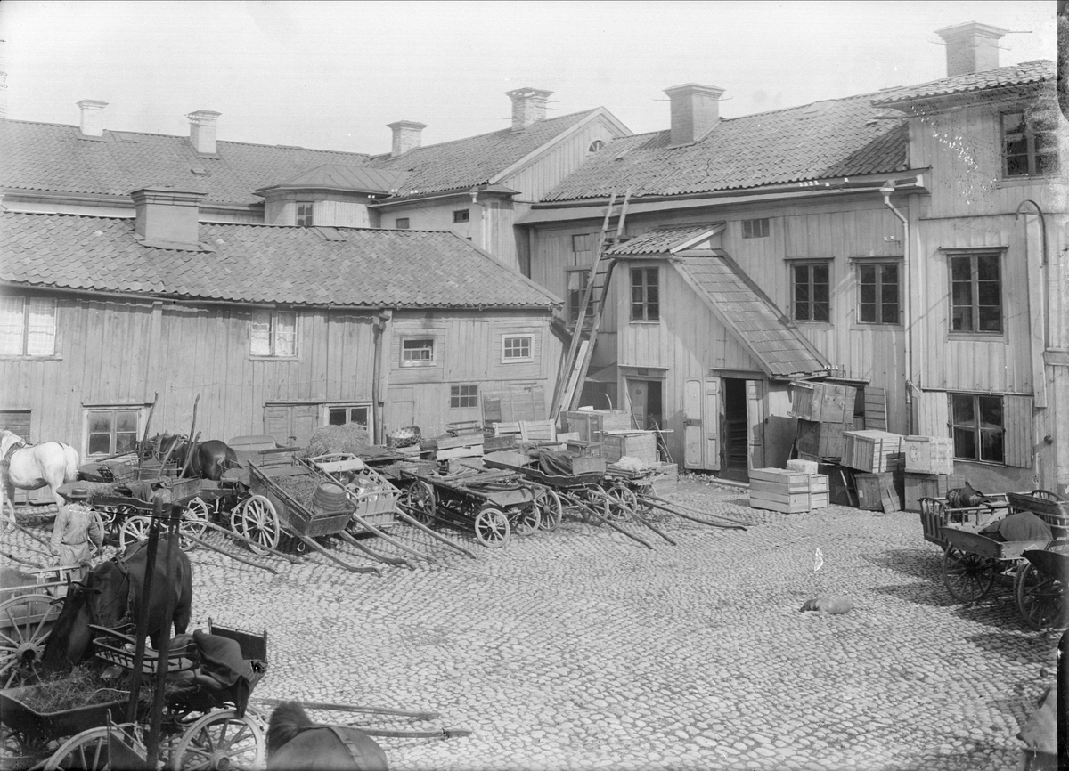 Gårdsinteriör Svartbäcksgatan 16, kvarteret Leoparden, Dragarbrunn, Uppsala 1908