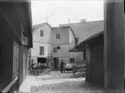 Gårdsinteriör från en av handelsgårdarna längs Svartbäcksgatan i Uppsala år 1908