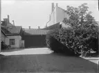 Gårdsinteriör, kvarteret Atle, Dragarbrunnsgatan 57, Uppsala år 1908