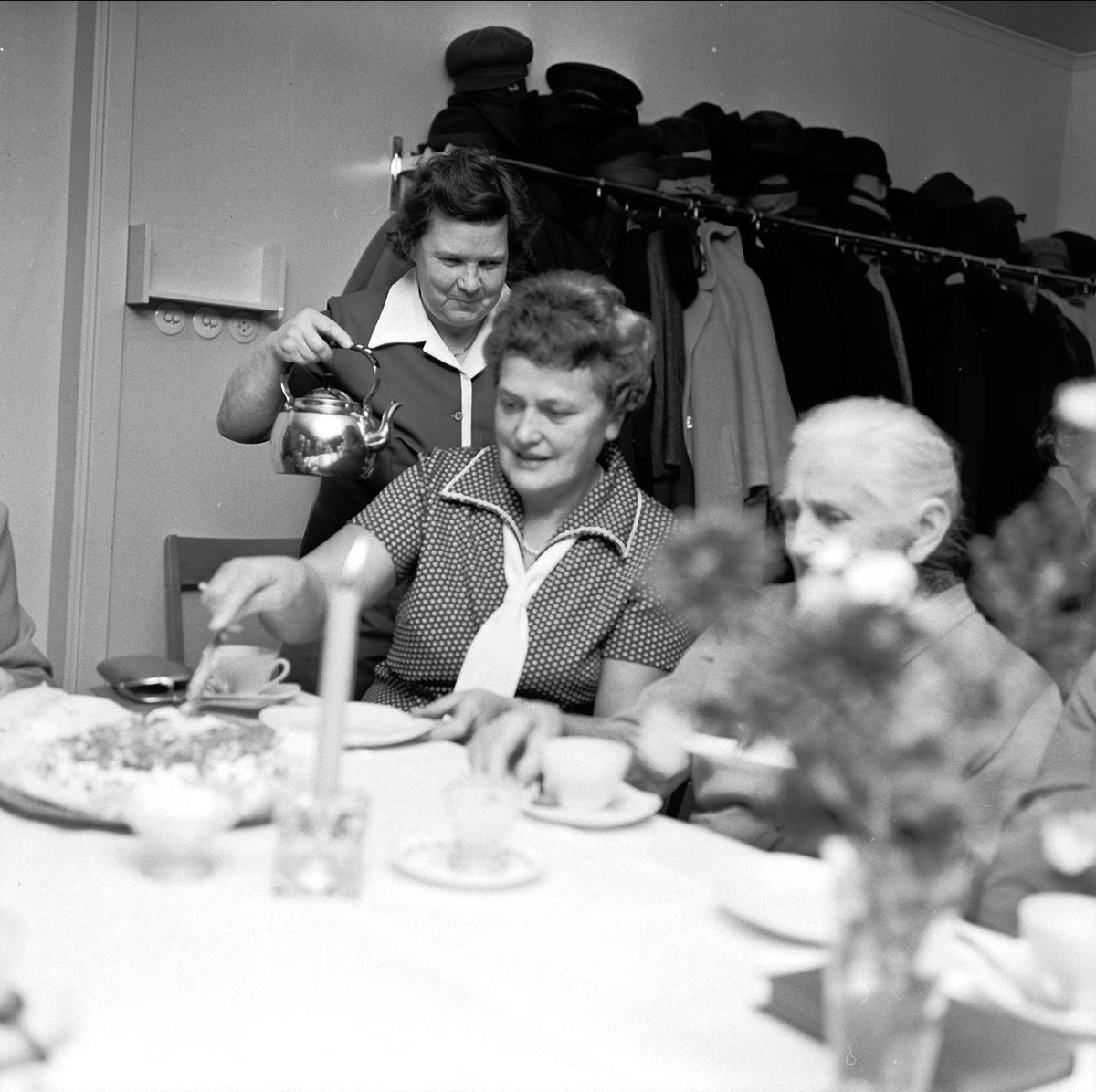 Söderforspensionärer på församlingsträff, Söderfors bruk, Uppland oktober 1972