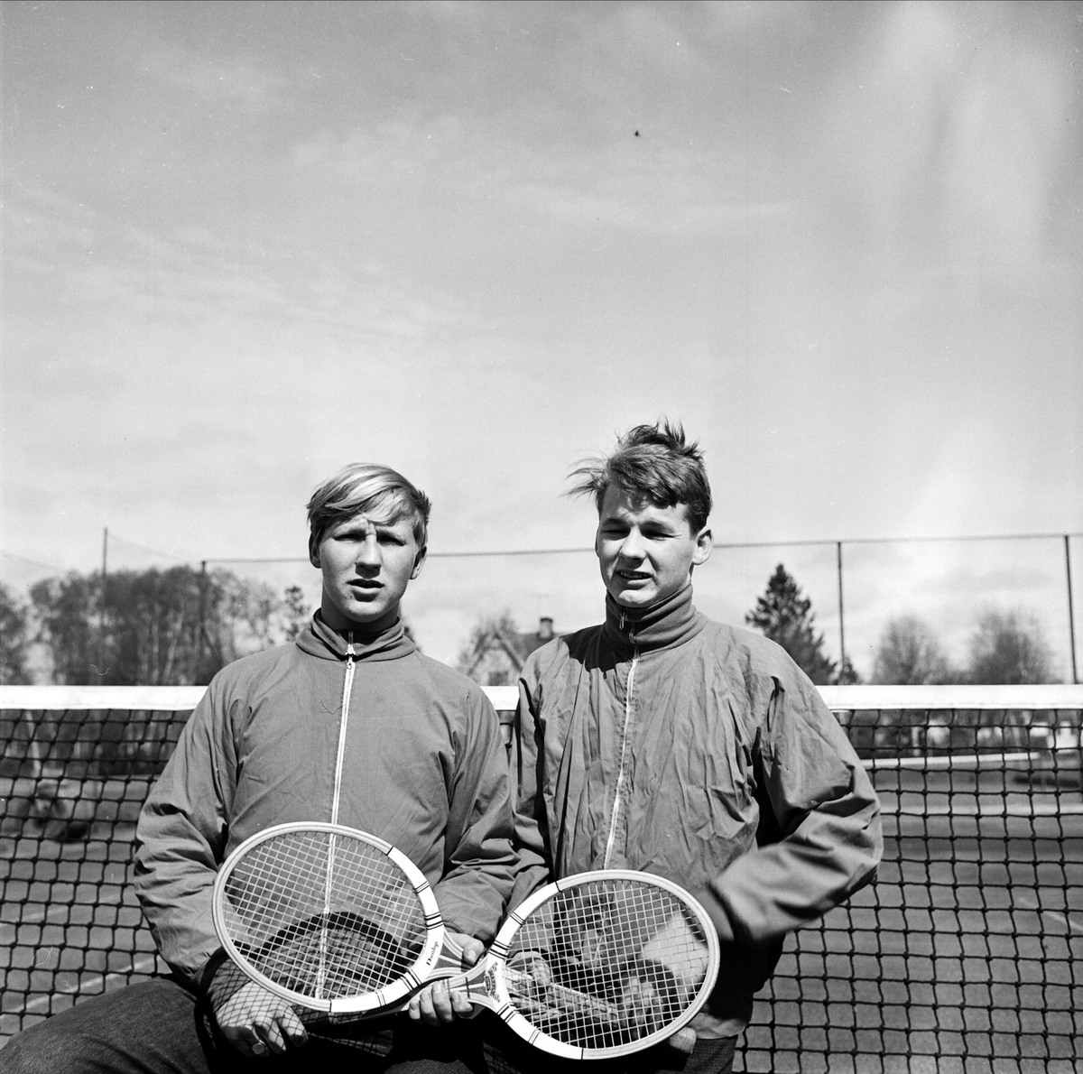 Tennisspelande bröderna Englund, Tierp, Uppland 1967