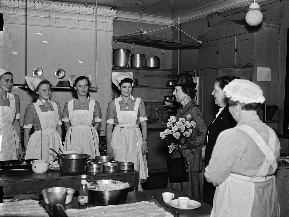 Kronprinsessan Louise på besök på Fackskolan för Huslig Ekonomi, Uppsala 1946