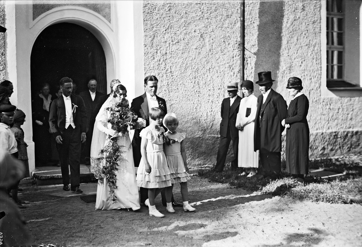 Brudparet på väg ut ur kyrkan, sannolikt Harbo kyrka, Harbo socken, Uppland år 1933