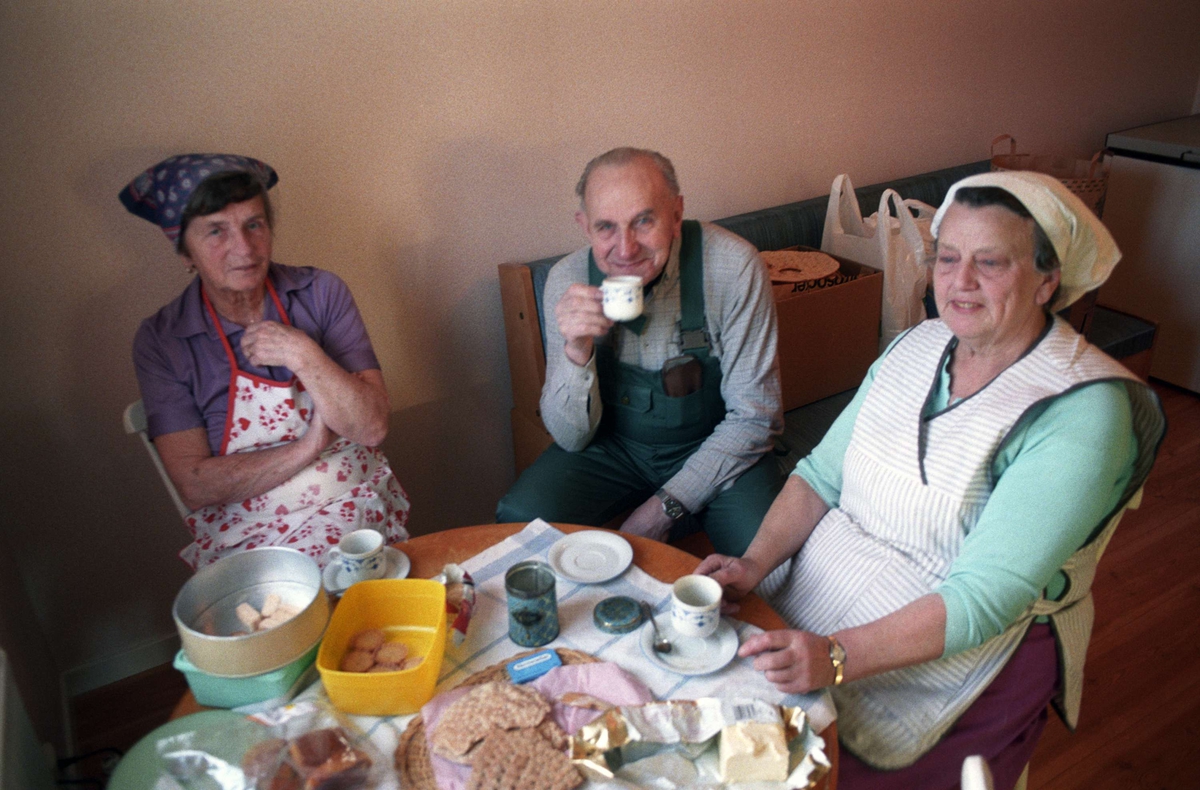 Kafferast i bagarstugan - Anna-Lisa Eriksson, Einar och Gunborg Lundevall, Sätra, Västlands socken, Uppland 1993