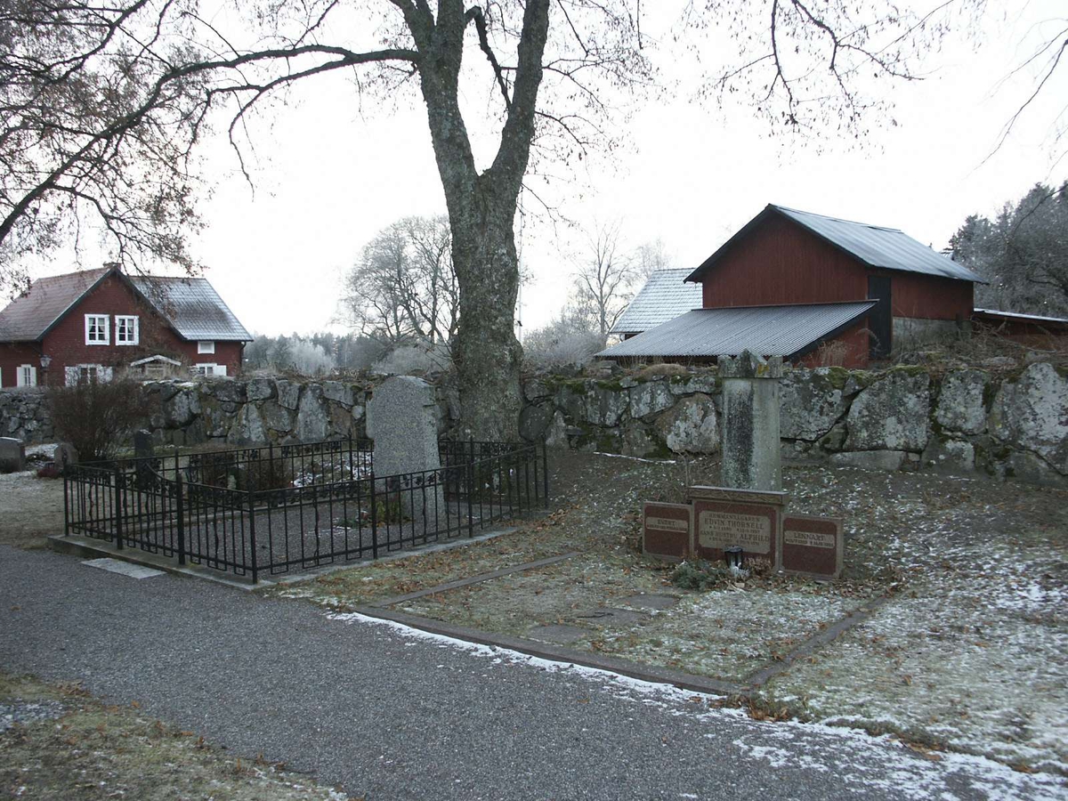 Kyrkogården vid Kulla kyrka, Kulla socken, Uppland december 2002