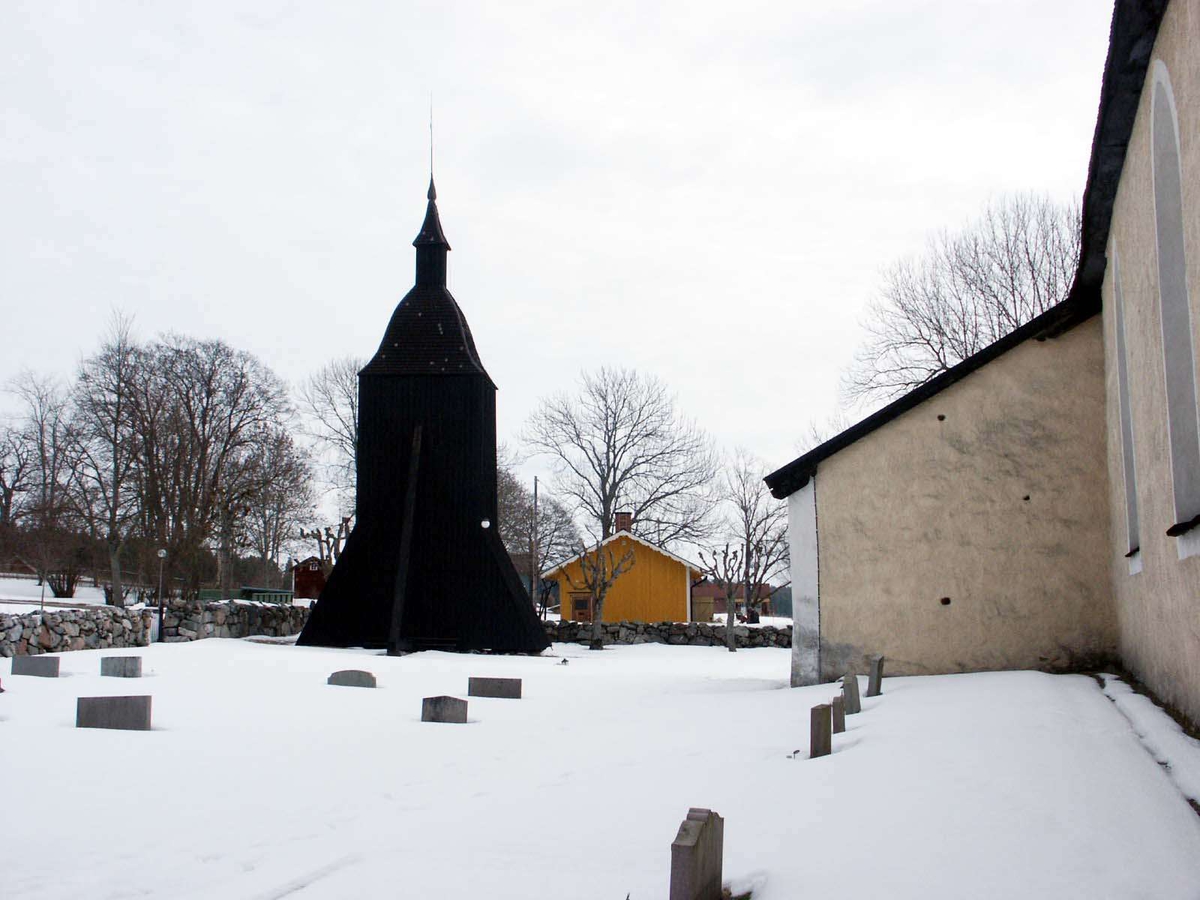 Kyrkogård och klockstapel, Kungs-Husby kyrka, Kungs-Husby socken, Uppland 2005
