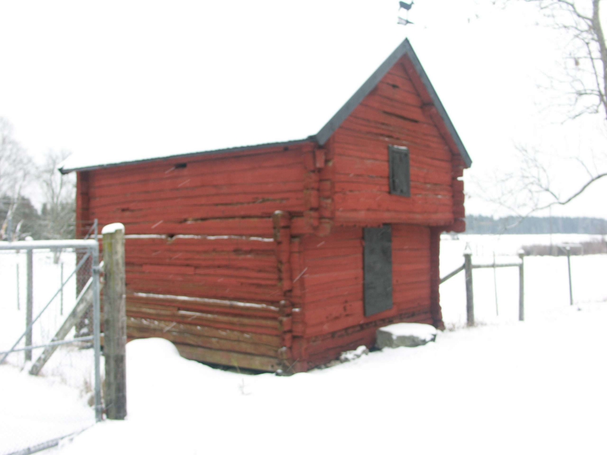 Överkragande enkelbod, Kullbol, Dannemora socken, Uppland januari 2005