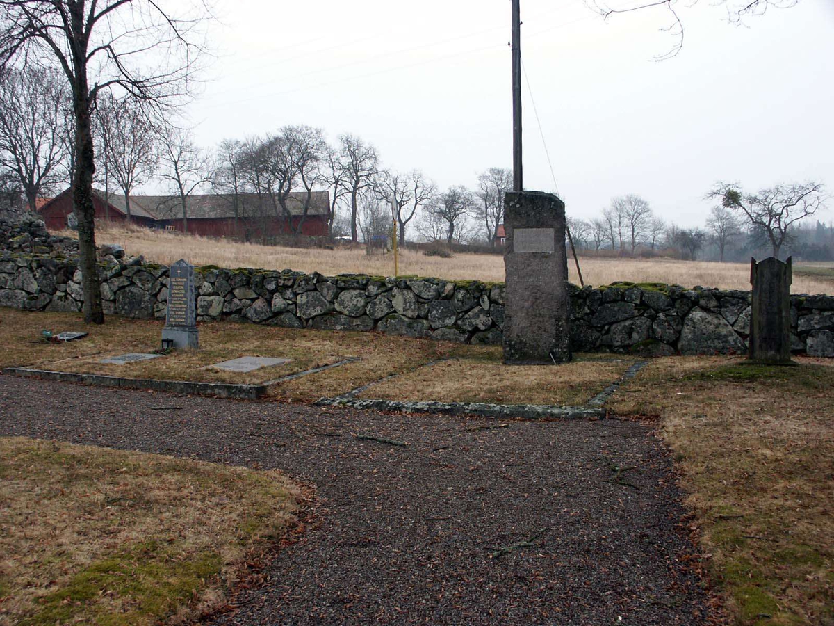 Kyrkogården vid Torsvi kyrka, Torsvi socken, Uppland  2005