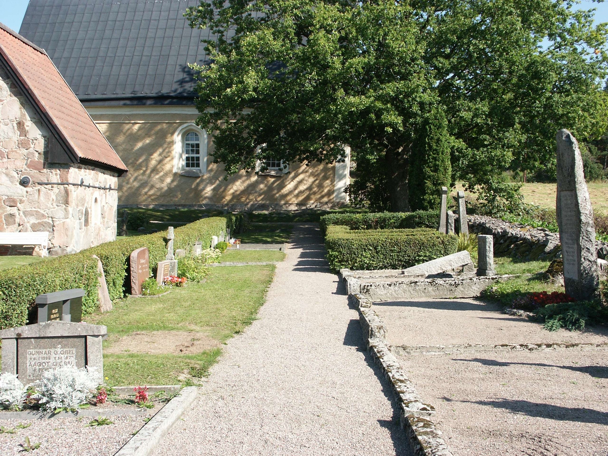 Kyrkogården vid Uppsala-Näs kyrka, Uppsala-Näs socken, Uppland  2005