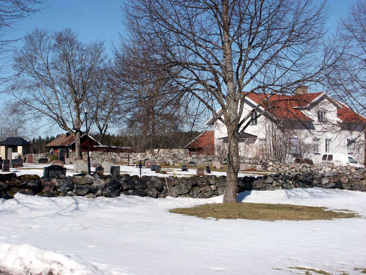 Kyrkogården vid Vallby kyrka, Vallby socken, Uppland  2005