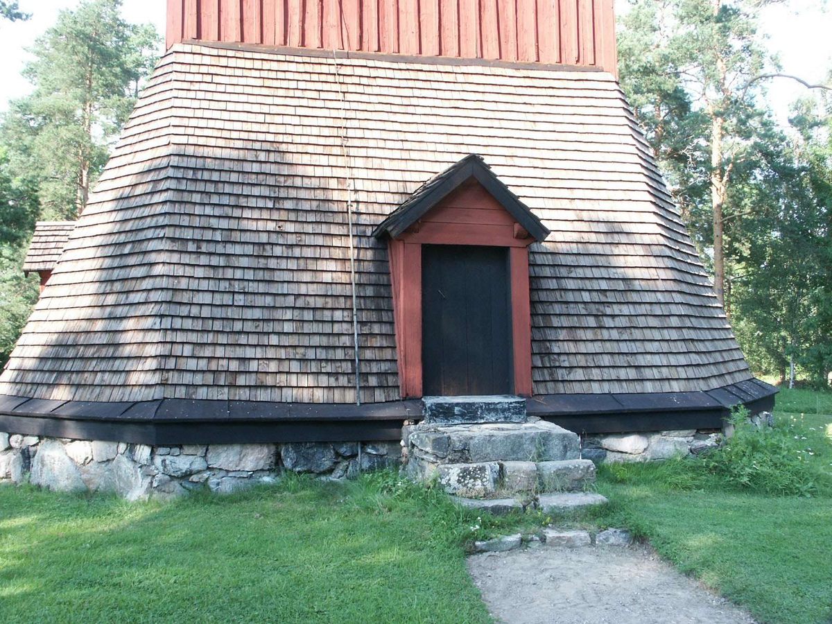 Klockstapeln vid  Valö kyrka, Valö socken, Uppland  2004