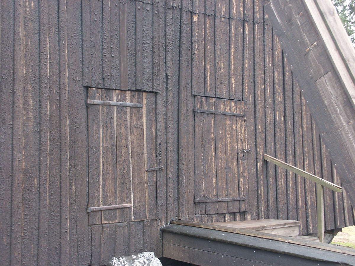 Tjärad fasad på klockstapeln vid Löts kyrka, Löts socken, Uppland 2004  