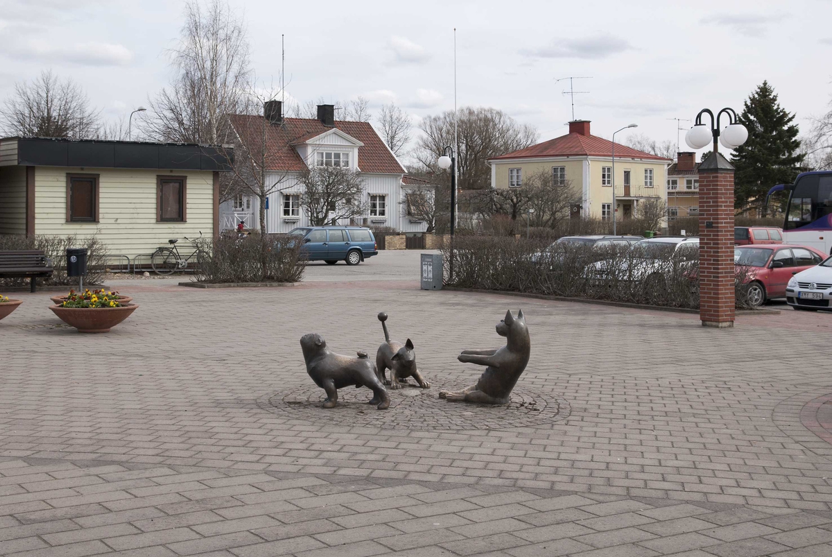 Skulpturer på torget vid centrumanläggningen i Heby, Västerlövsta socken, Uppland 2010