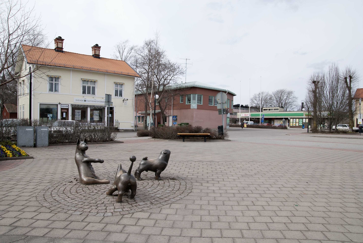 Skulpturer på torget vid centrumanläggningen i Heby, Västerlövsta socken, Uppland 20100