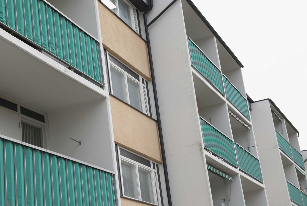 Balkonger på flerbostadshus i centrumanläggning, Heby, Västerlövsta socken, Uppland 2010