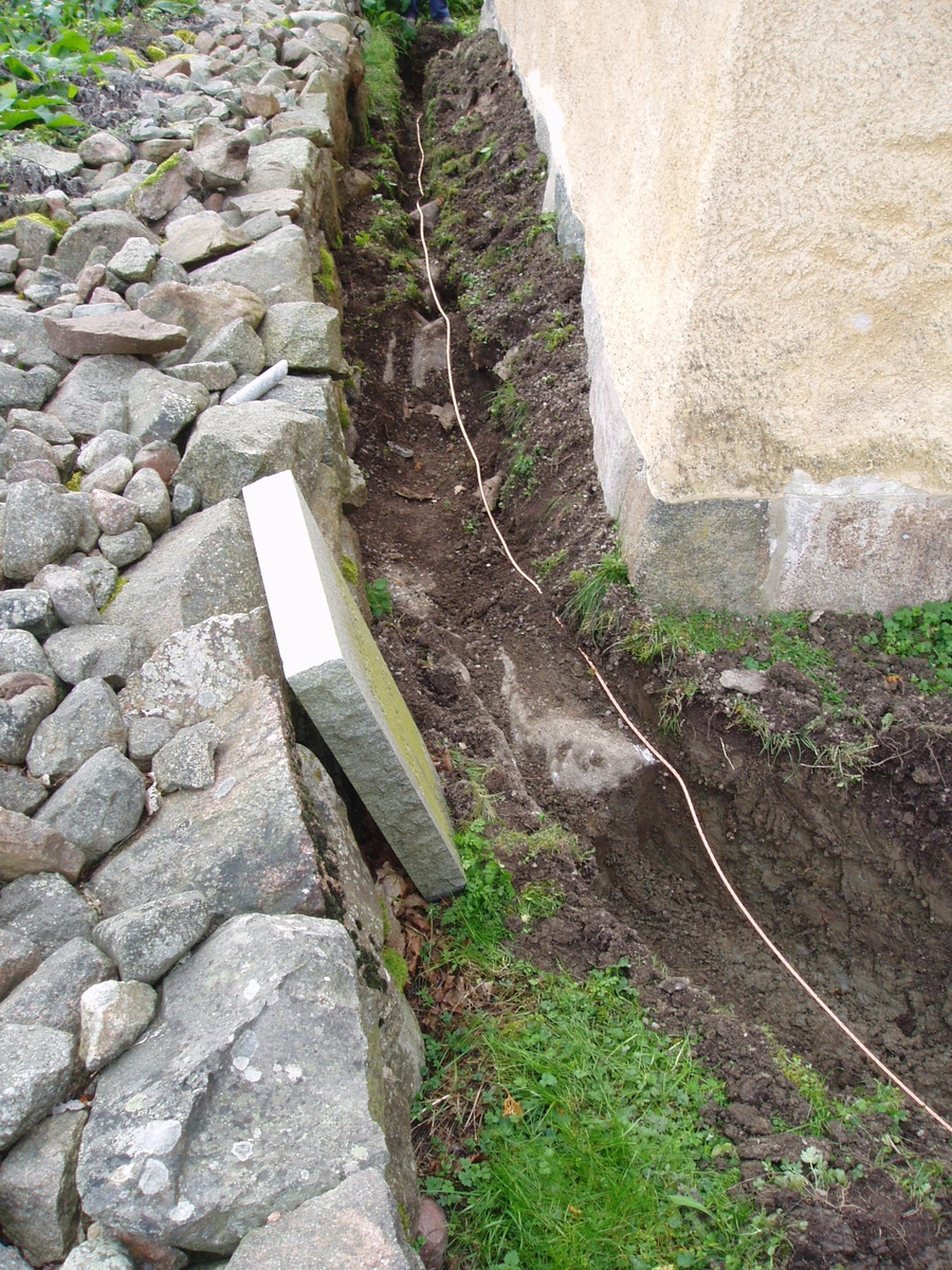 Arkeologisk schaktningsövervakning, Uppsala-Näs kyrka, Uppsala-Näs socken, Uppland 2006