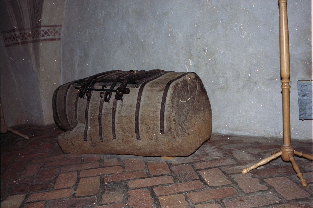 Interiör från Gamla Uppsala kyrka - Arkeologi Gamla Uppsala 1982