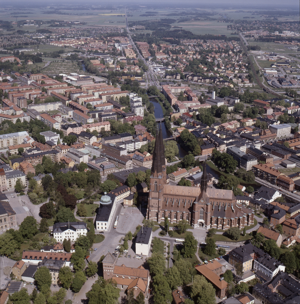 Vy över Uppsala innerstad, Uppsala domkyrka i mitten, juni 1989