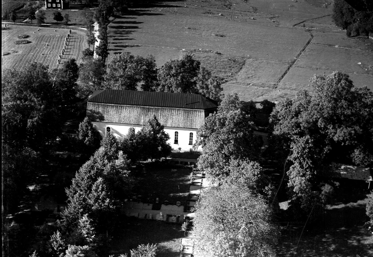 Flygfoto över Harbo kyrka, Harbo socken, Uppland 1936