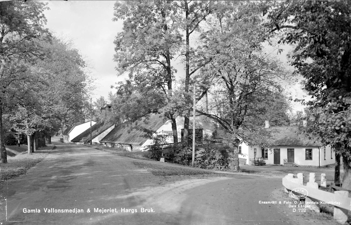 Bruksgatan med gamla vallonsmedjan och mejeriet i Hargs bruk, Hargs socken, Uppland 1945