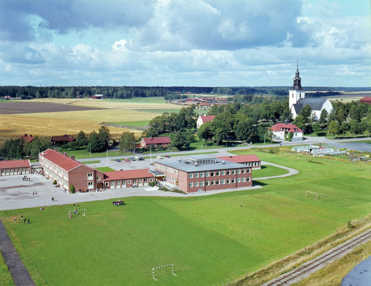 Västerlövsta kyrka och Centralskolan i Heby, Uppland 1967