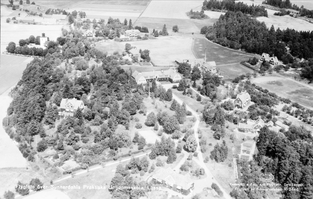 Flygfoto över Sunnerdals Praktiska Ungdomsskola, Säbyholm, Bro socken, Uppland 1947