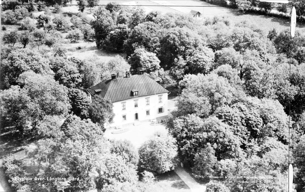 Flygfoto över Långtora gård, Långtora socken, Uppland 1947