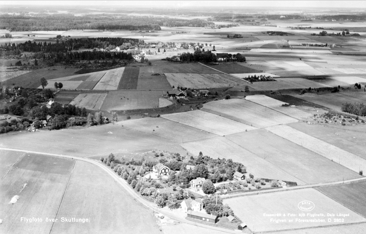 Flygfoto över Skuttunge, Skuttunge socken, Uppland med omgivande landskap 1936