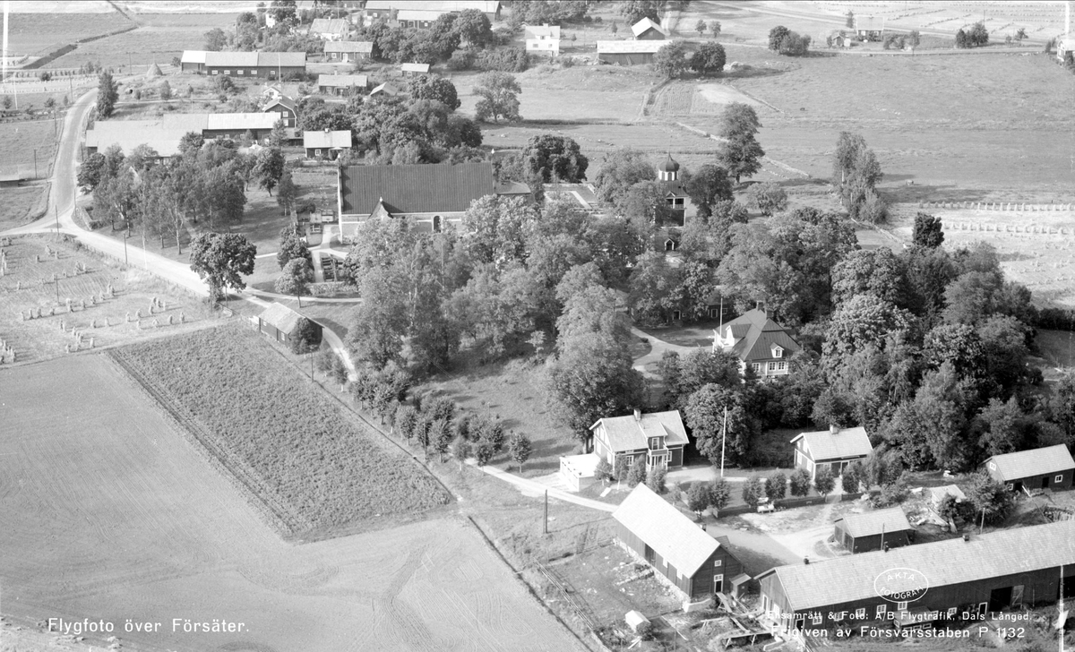 Flygfoto över Försäter och Österlövsta kyrka, Österlövsta socken, Uppland 1954
