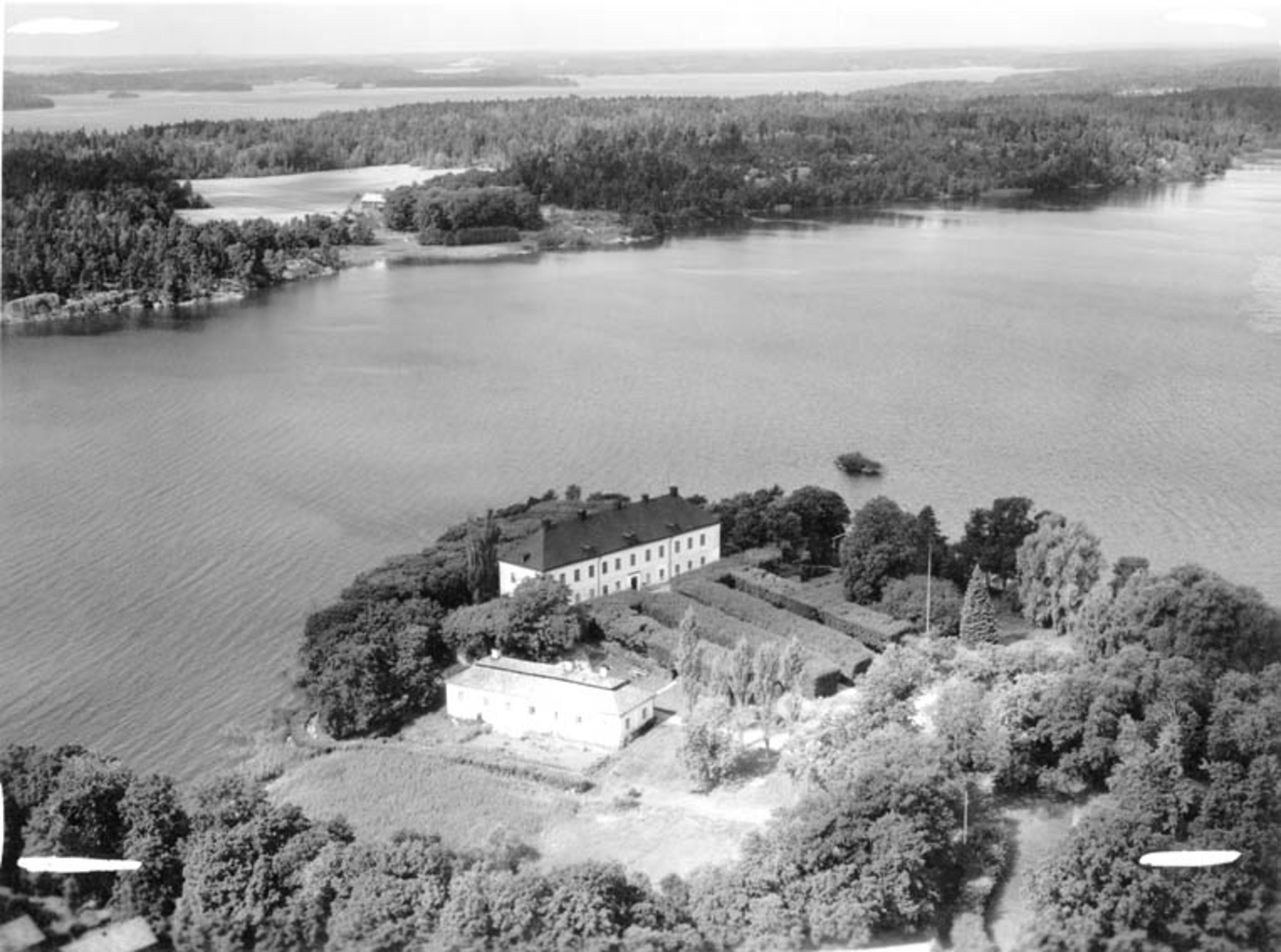 Flygfoto över Grönsöö slott, Grönsö, Kungs-Husby socken, Uppland 1946