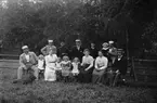 Familjen Uno V och Ida Nyberg och släkt på gården, Stora Väsby, Almunge socken, Uppland