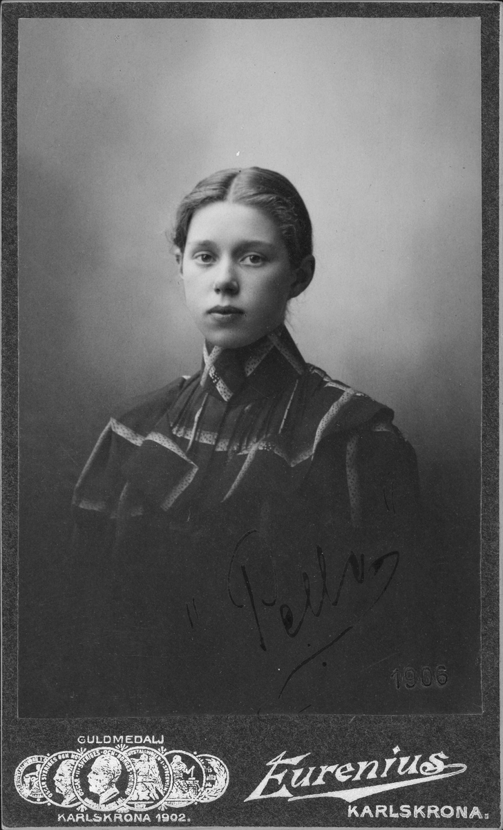 Kabinettsfotografi - flicka "Pelle", år 1906