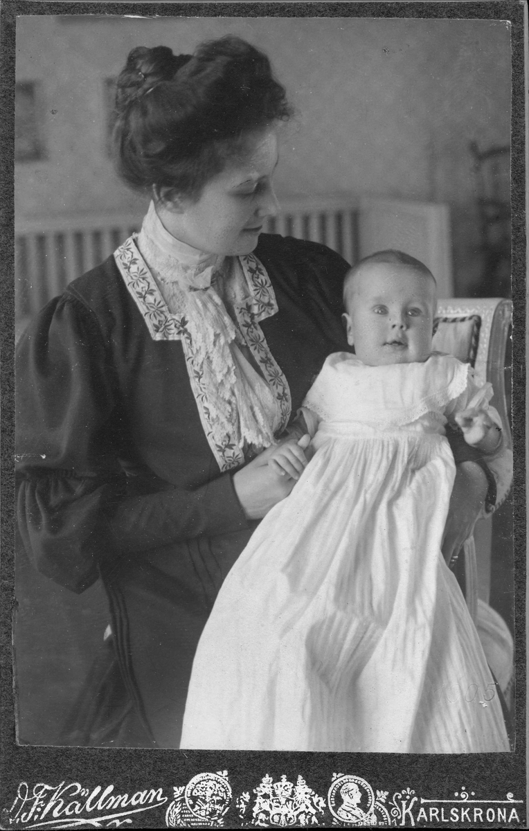 Kabinettsfotografi - kvinna med barn i dopklänning, år 1905