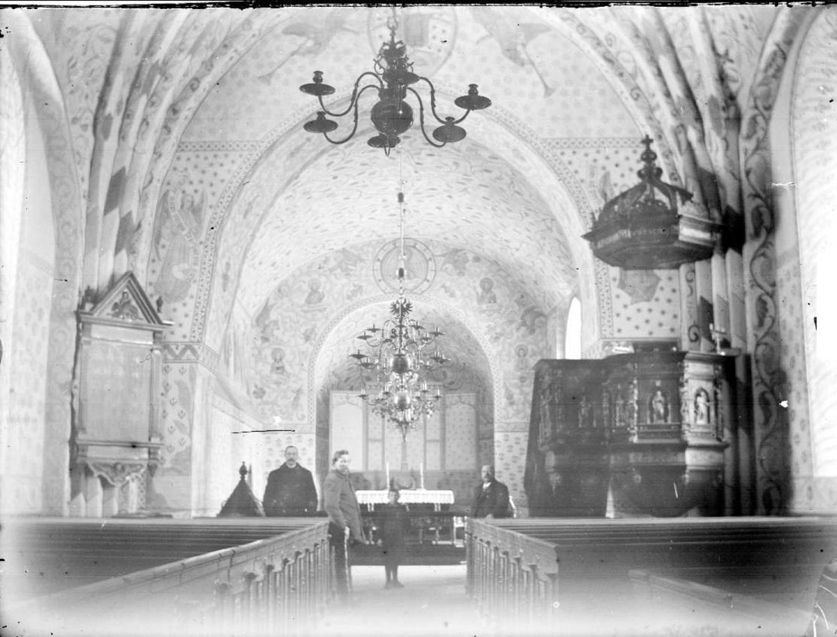 Interiör i Funbo kyrka, Funbo socken, Uppland. Tre män och en pojke