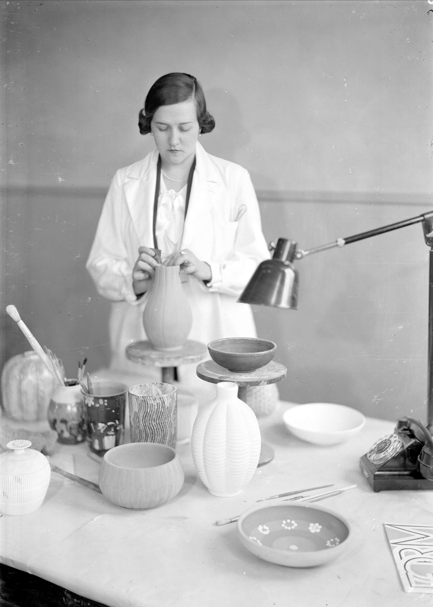 Anna-Lisa Thomson var en betydelsefull konstnär i den keramiska industrin under 1930- och 1940-talen, och bidrog till att höja statusen för både bruks- och konstgods. Hon är upphovsperson till en rad urnor och vaser, inte minst klot- och klyftvaser. Hon räknas till de mest tongivande keramiska formgivarna under första hälften av 1900-talet och till ”de fem stora” tillsammans med Vicke Lindstrand, [](Ingrid Atterberg), [](Mari Simmulson) och Hjördis Oldfors.